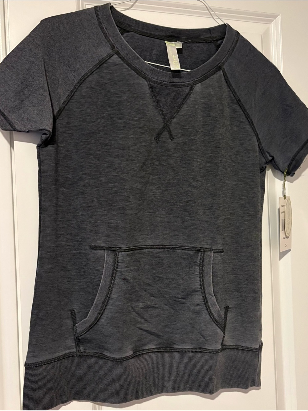 GreenTea Short Sleeve Pullover Tee in Charcoal Gray